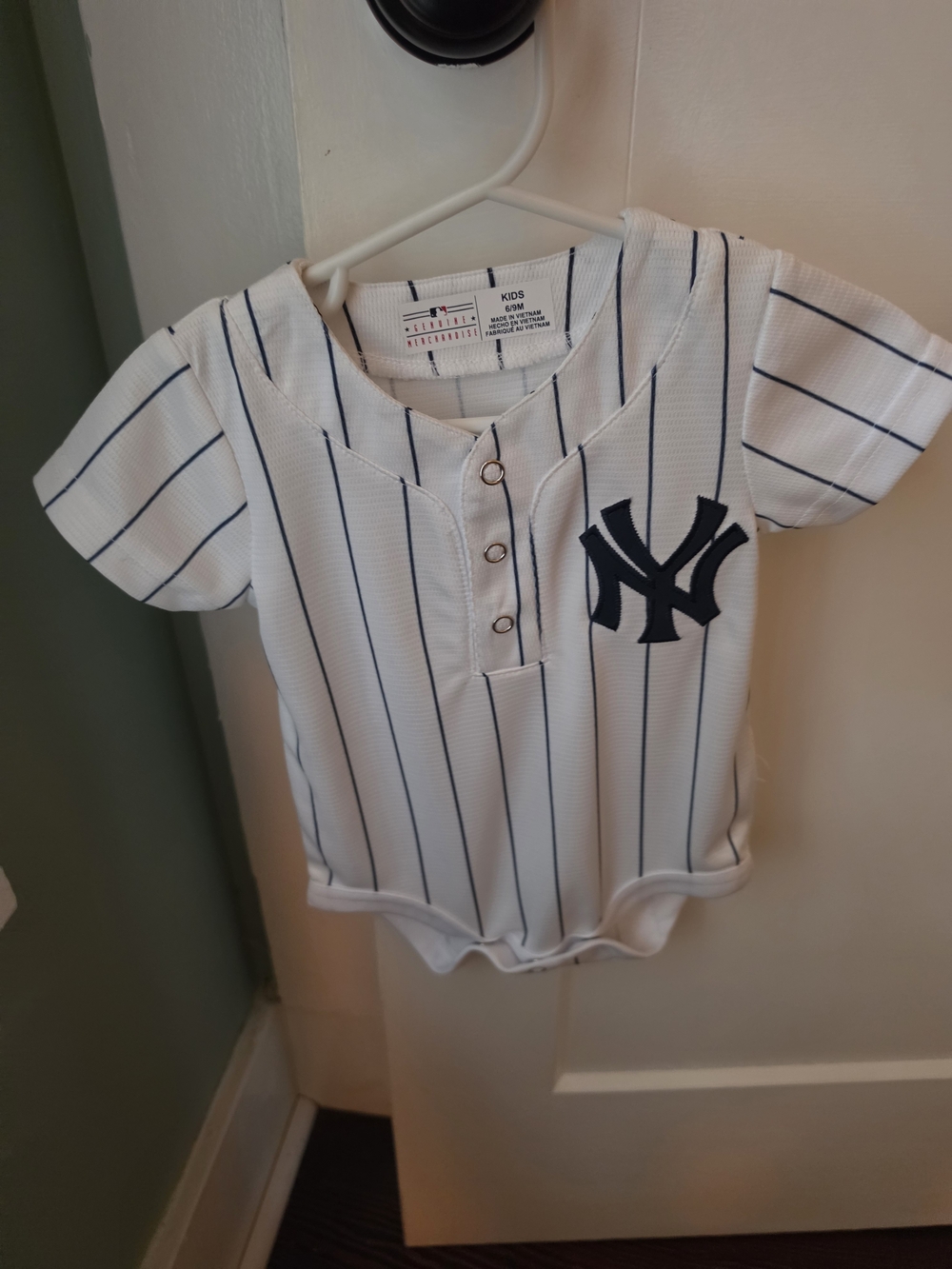 Genuine Merchandise White Pinstripe Baby ONESIE NY YANKEES JERSEY 6-9M